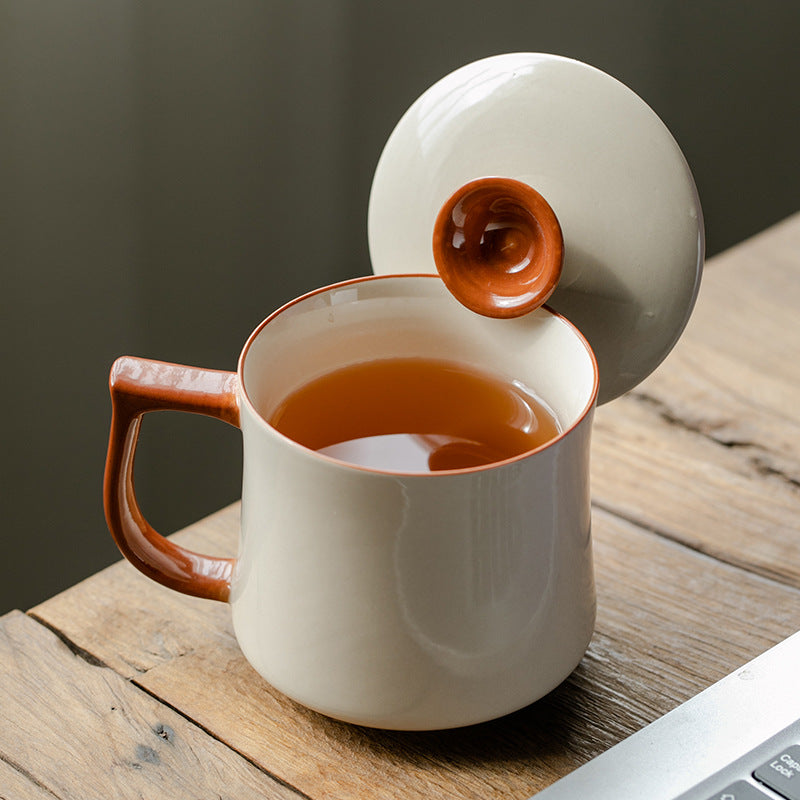 Person holding the Ceravor ceramic mug with lid in their hands