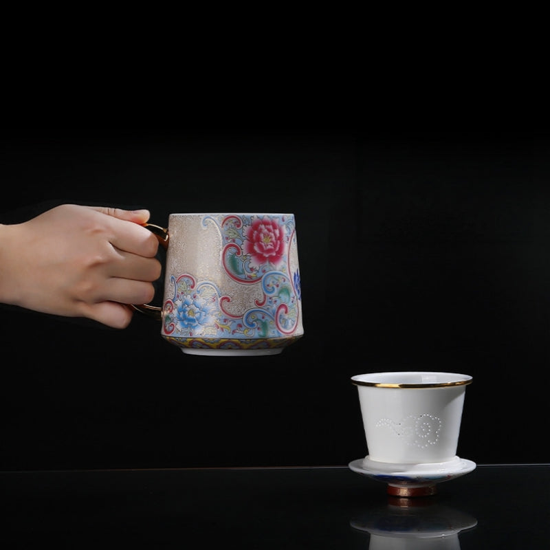 Person holding the Ceravor silver filigree tea mug by its gold handle