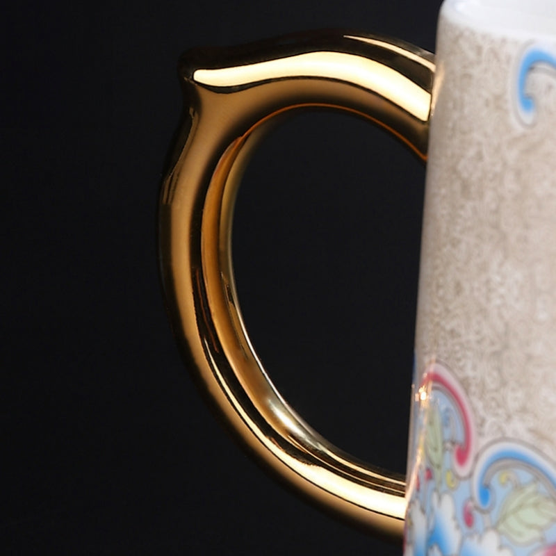 Close-up of the luxurious gold handle on the Ceravor tea mug