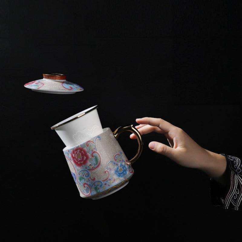 Person lifting the lid off the Ceravor tea mug with infuser