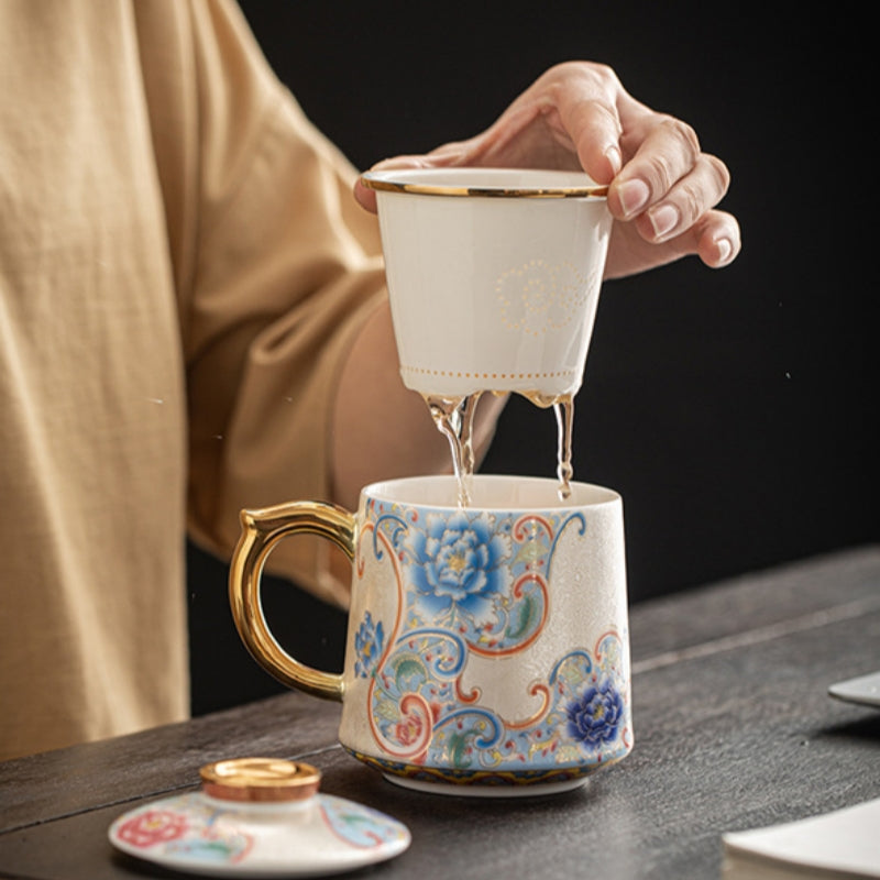 Pouring tea through the ceramic infuser of the Ceravor mug