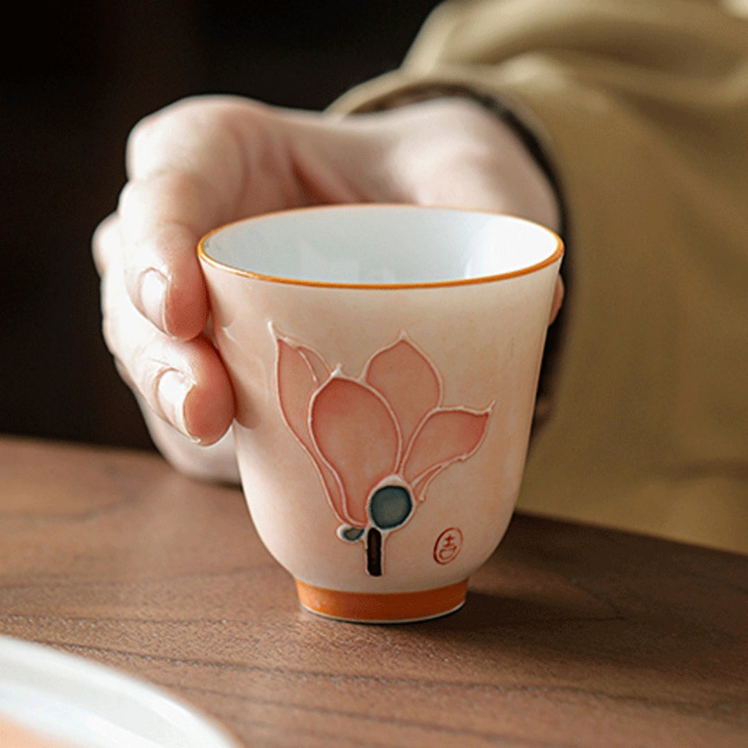 Person holding the Ceravor petite aroma teacup with fingertips