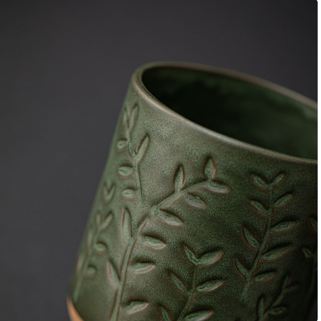 Ceravor small leaf relief green mug suspended in the air