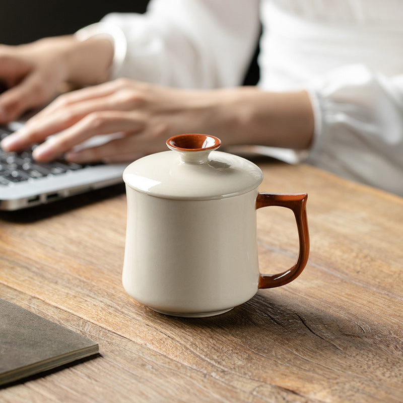 Person working on a laptop with the Ceravor ceramic mug on the desk