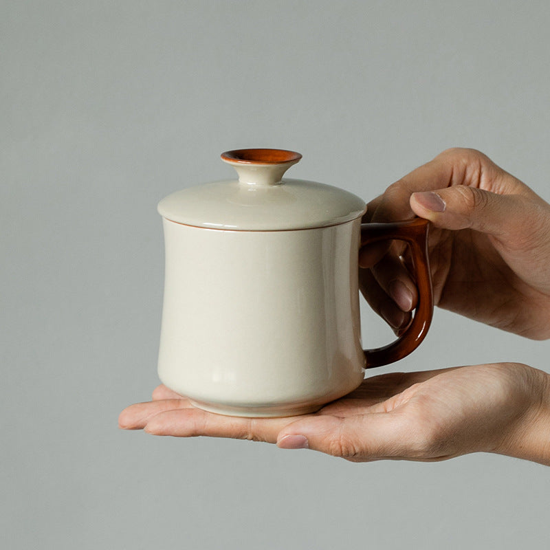 Ceravor ceramic mug with lid on a rustic wooden table in dark setting