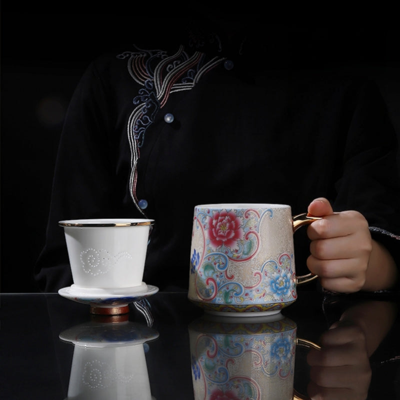 Person holding Ceravor tea mug with infuser and lid